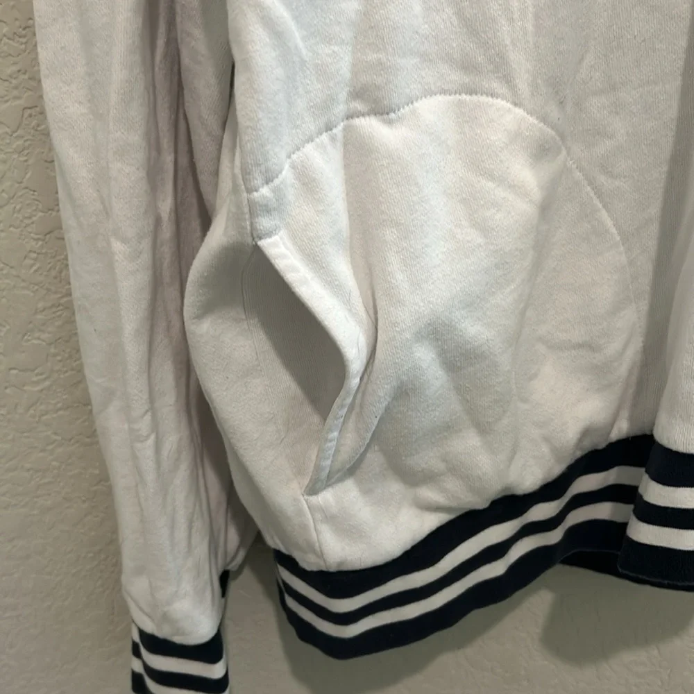 True religion white two pockets on either side size 2xl